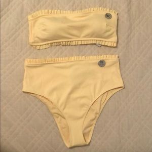 Bikini set with high waisted bottoms